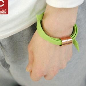 Współczesna prosta bransoletka unisex FUKUI08 w zachwycającym zielonym kolorze obłędna na damskim i męskim nadgarstku jaka biżuteria na wiosnę modna modne bransoletki prezent