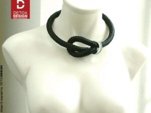 Detoxdesign Czarny naszyjnik 'IKI'01 intryguje i zachwyca formą, szlachetną prostotą i współczesną elegancją.