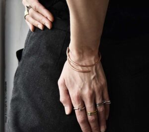 Detoxdesign Na zdjęciu kobiecy nadgarstek a na nim obłędna bransoletka NAGANO33 jaka biżuteria na wiosnę modna modne bransoletki prezent