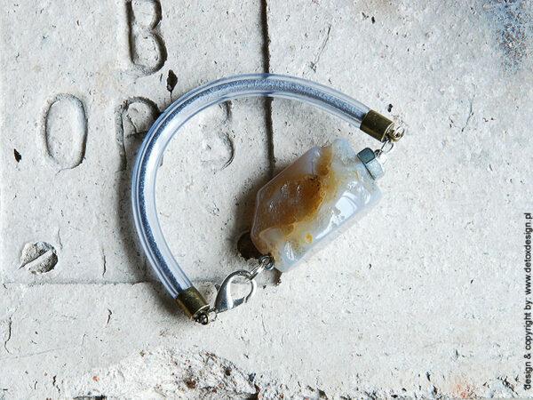 Unikalna bransoletka damska 'KODAMA'12 z bryły agatu miodowego ze stalą nierdzewną na transparentnej i elastycznej rurce wypełnionej kolorem.