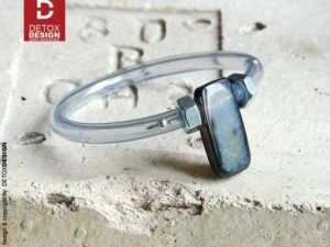 Tę oryginalną bransoletkę z kamieniem podziwiają wszyscy za nowatorski design oraz intrygującą elegancję, to ponadczasowo modna bransoletka KODAMA14