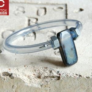 Tę oryginalną bransoletkę z kamieniem podziwiają wszyscy za nowatorski design oraz intrygującą elegancję, to ponadczasowo modna bransoletka KODAMA14
