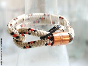Na zdjęciu bransoletka IKI13, która intryguje technologicznym charakterem i uniwersalnym wzorem dlatego to biżuteria unisex dla wszystkich.