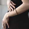 Bransoletka na zdjęciu to współczesna i oryginalna bransoletka