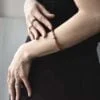 Bransoletka na zdjęciu to współczesna i oryginalna bransoletka