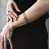 którą można nosić nie tylko na nadgarstku ale bransoletka wygląda obłędnie również na przedramieniu.