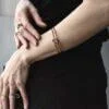 którą można nosić nie tylko na nadgarstku ale bransoletka wygląda obłędnie również na przedramieniu.