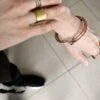 Bransoletka NAGANO34 na zdjęciu może być obracana na nadgarstku bo ta bransoletka z każdej strony wygląda obłędnie jaka biżuteria na wiosnę modna modne bransoletki prezent