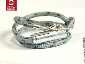 Zdjęcie minimalistycznej i szlachetnie technologicznej bransoletki z liny IKI15 unisex na nadgarstek kobiety i mężczyzny.