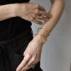 Minimalistyczna bransoletka na zdjęciu zachwyca na kobiecym nadgarstku.