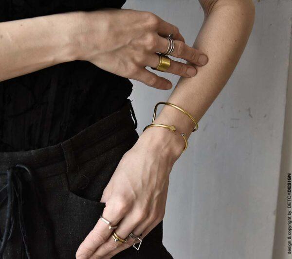 Minimalistyczna bransoletka na zdjęciu zachwyca na kobiecym nadgarstku.