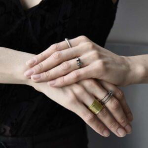 Oryginalne pierścionki na zdjęciu wyglądają obłędnie na kobiecych palcach a jeden z nich to srebrny pierścionek NAGANO30