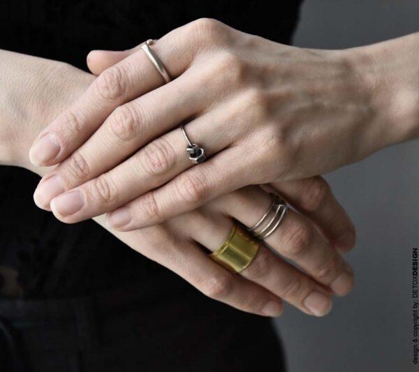 Proste pierścionki i minimalistyczne pierścionki jakie projektujemy zachwycają wszystkich dokoła.