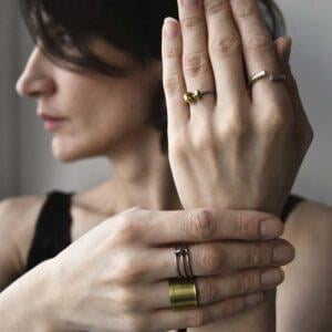 Pierścionki na dłoniach kobiety na zdjęciu to nasza biżuteria autorska zachwycająca wszystkich tak jak pierścionek NAGANO 31
