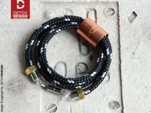 Detoxdesign Oryginalna czarna bransoletka OGA03 unisex wykonana z czarnej gęsto plecionej liny z zapięciem magnetycznym ze stali chirurgicznej oraz tulei z miedzi i elementów mosiężnych