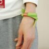 intensywnym i świeżym zielonym kolorze widoczna na zdjęciu na kobiecym nadgarstku. Bransoletka unisex również na męski nadgarstek. Można regulować rozmiar bransoletki.