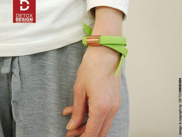 intensywnym i świeżym zielonym kolorze widoczna na zdjęciu na kobiecym nadgarstku. Bransoletka unisex również na męski nadgarstek. Można regulować rozmiar bransoletki.