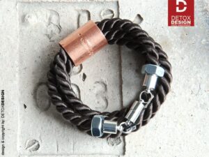 Brązowa bransoletka industrialna OGA04 Współczesna brązowa bransoletka industrialna OGA04 wsuwka ze zwojów sznurów satynowych w obłędnym kolorze subtelnie metalicznego