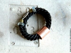 Detoxdesign Zdjęcie i widok z góry naszej oryginalnej bransoletki unisex dla kobiet i mężczyzn, to czarna bransoletka OGA05