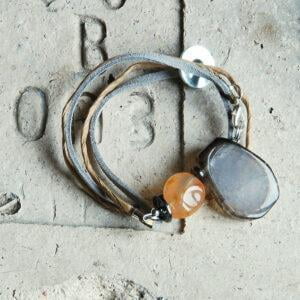 Widok z góry na naszą autorską bransoletkę z kamieniami, to bransoletka damska 'YUMIYA'04