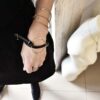 Bransoletka zachwyca geometrycznym charakterem i ta minimalistyczna bransoletka wygląda obłędnie na kobiecym nadgarstku.