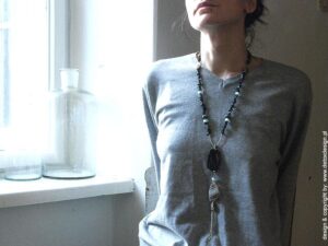 Detoxdesign Na zdjęciu kobieta w imponującym naszyjniku z wielu wspaniałych kamieni półszlachetnych, to nasz autorski naszyjnik damski SHIRAZU02