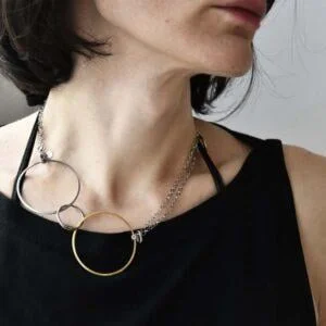 Geometryczny naszyjnik NAGANO18 widoczny na tym zdjęciu jak nosi go kobieta zachwyca jak cała nasza modna biżuteria