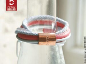 Detoxdesign Widoczna z zdjęciu w widoku z przodu autorska bransoletka i naszyjnik 'OMA'33 jest zachwycająca formą