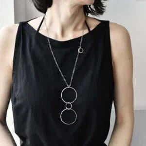 Intrygujący długi naszyjnik NAGANO19 na zdjęciu zachwyca wszystkich dokoła jaka biżuteria na prezent