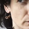 Kolczyki koła NAGANO 40 na zdjęciu to oryginalne kolczyki wykonane z miedzianej spirali zawieszonej na okręgu ze stali chirurgicznej.