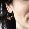 Kolczyki z miedzianą spiralą zawieszoną na srebrnym okręgu ze stali chirurgicznej zachwycają bo to współczesne kolczyki i intrygujące kolczyki na każdą okazję.
