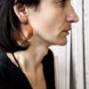 Kolczyki pokazane na zdjęciu w widoku z boku wyglądają pięknie na kobiecym uchu i zachwycają poetyckim charakterem.