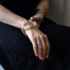 Obłędna bransoletka NAGANO38 na tym pięknym zdjęciu zachwyca na kobiecym nadgarstku jaka biżuteria na wiosnę modna modne bransoletki prezent