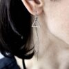 Srebrne kolczyki NAGANO45 - zdjęcie 2 Kolczyk widoczny na zdjęciu wygląda obłędnie na kobiecym uchu i to są pięknie geometryczne i minimalistyczne srebrne kolczyki NAGANO45 ze stali chirurgicznej.