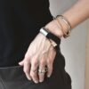 Współczesna bransoletka unisex wygląda doskonale dowolnie obrócona dokoła nadgarstka