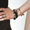 Oryginalna bransoletka unisex na zdjęciu na kobiecym nadgarstku wygląda świetnie również na nadgarstku męskim
