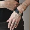 Obłędna czarna bransoletka FUKUI06 unisex widoczna na zdjęciu na kobiecym nadgarstku zachwyca również mężczyzn bo to też obłędna biżuteria męska jaka biżuteria na wiosnę modna modne bransoletki prezent