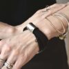 Intrygująca bransoletka unisex na kobiecym nadgarstku zachwyca i wygląda obłędnie również jako męska bransoletka bo to obłędna bransoletka unisex