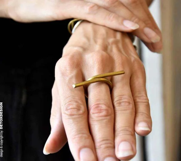 Nasze autorskie, oryginalne i modne, industrialne i minimalistyczne pierścionki wyglądają obłędnie na palcu a złoty pierścionek mosiężny NAGANO34 to doskonały tego przykład.