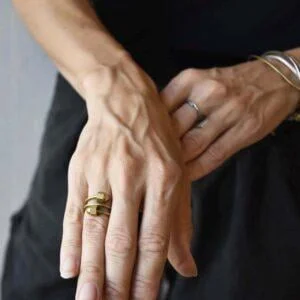 Industrialny złoty pierścionek NAGANO35 na zdjęciu widoczny na kobiecym palcu intryguje, zaskakuje i zachwyca tak jak wszystkie nasze modne pierścionki i cała nasza modna biżuteria autorska