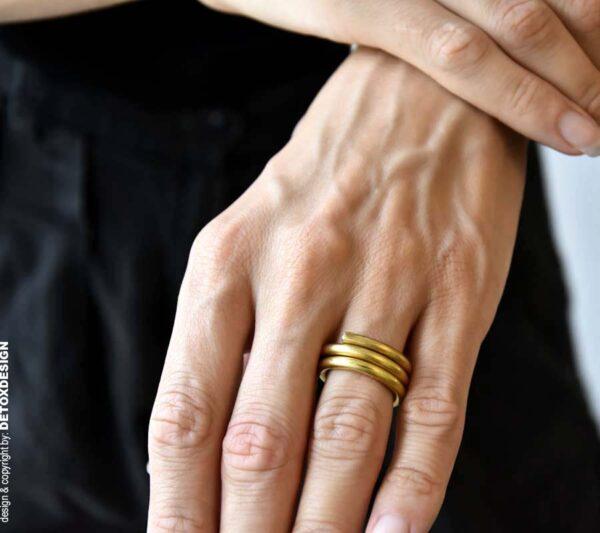 Pierścionek widoczny na zdjęciu w zbliżeniu to doskonały minimalistyczny pierścionek a takie pierścionki to ponadczasowe pierścionki pasujące do każdego stylu.