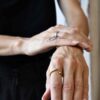 Złoty pierścionek NAGANO38 na zdjęciu to piękny współczesny i jednocześnie minimalistyczny model unisex widoczny na kobiecym palcu z przodu ale równie świetnie wygląda na męskim palcu ponieważ to oryginalna i ponadczasowo modna, minimalistyczna biżuteria unisex.