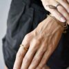Minimalistyczny złoty pierścionek NAGANO38 na zdjęciu ma prostą formę ale takie nasze autorskie, minimalistyczne, oryginalne i modne pierścionki zachwycają wszystkich dokoła.
