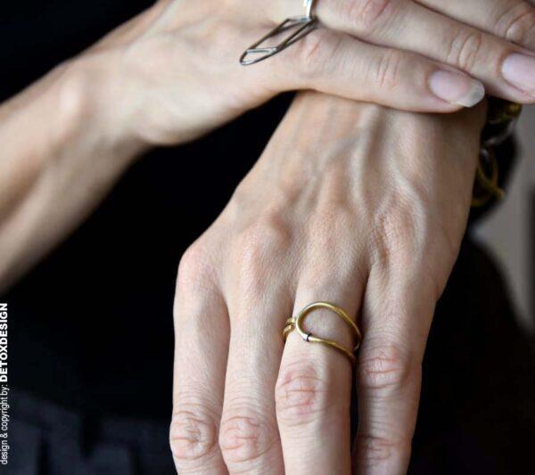 Współczesny pierścionek zaprojektowany przez nas a pokazany na tym zdjęciu tak jak nasza biżuteria autorska i wszystkie nasze oryginalne pierścionki zachwyca i kobiety go kochają