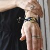 Czarny krótki naszyjnik FUKUI05 - zdjęcie 3 Oryginalna bransoletka unisex widoczna na zdjęciu to również intrygujący naszyjnik z eleganckim pazurem.