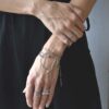 Geometryczna srebrna bransoletka AOMORI24 na zdjęciu zachwyca wszystkich swoim szlachetnie geometrycznym charakterem a to też jest zachwycający naszyjnik biżuteria najlepsza na wiosnę, lato modna na prezent, jakie bransoletki najlepsze na lato