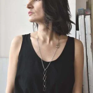 Zachwycający srebrny naszyjnik AOMORI02 możesz nosić na wiele sposobów a w dodatku to również obłędna bransoletka, jaka biżuteria na prezent