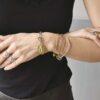 Intrygująca, industrialna bransoletka łańcuch AOMORI27 ze zdjęcia jest szlachetnie prosta, geometryczna i współczesna, oryginalna i modna a ponadto to model unisex dla kobiet i mężczyzn.