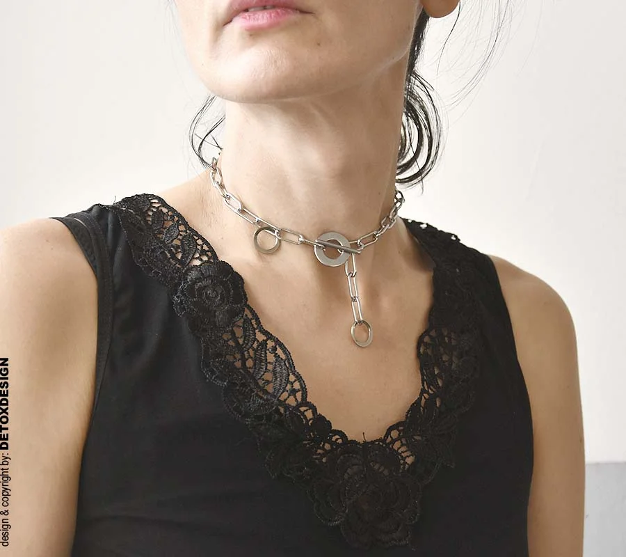 Industrialna, modna i oryginalna biżuteria na zdjęciu to nasza srebrna bransoletka AOMORI28 jako krótki, industrialny naszyjnik łańcuch.
