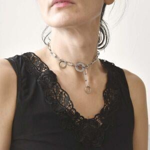 Oryginalny srebrny naszyjnik zachwyca na zdjęciu noszony na kobiecej szyi a to też obłędna bransoletka
